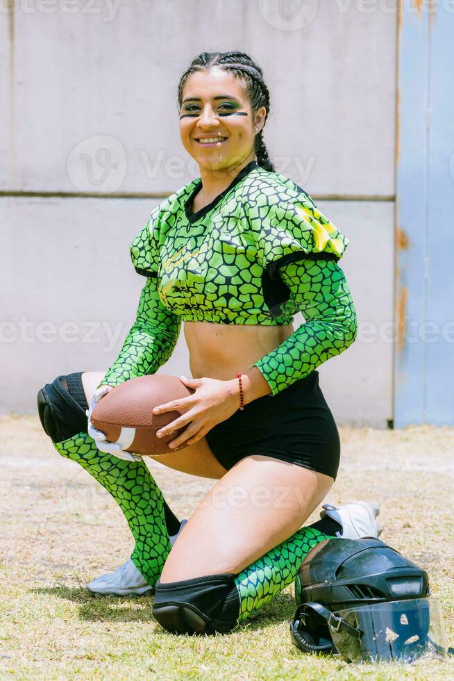 porträtt av mexikansk kvinna amerikan fotboll spelare bär enhetlig med velociraptor hud mönster foto
