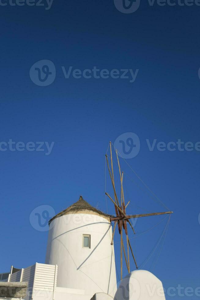 traditionell väderkvarn i oia på santorini ö, grekland foto