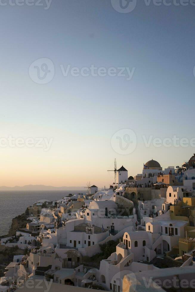 oia by på santorini ö i grekland på solnedgång foto