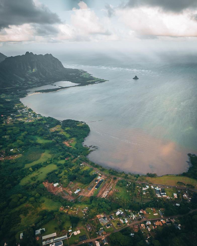 helikopter flygfoto över oahu, hawaii foto