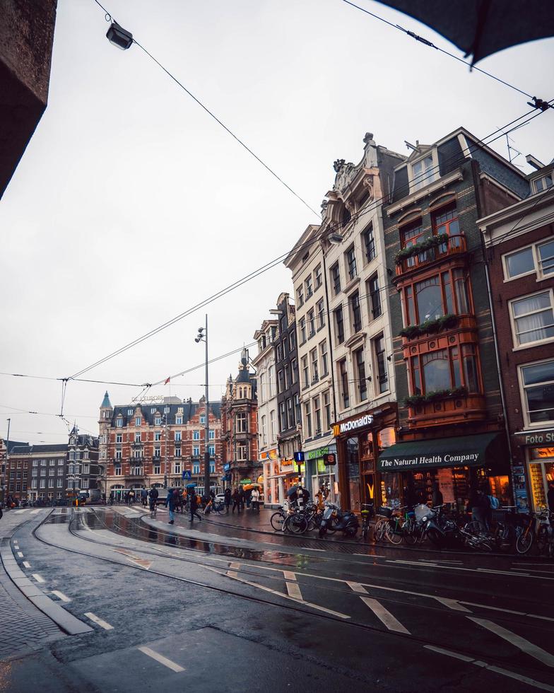 amsterdam, nederländerna 2018 - rader av byggnader i amsterdam foto
