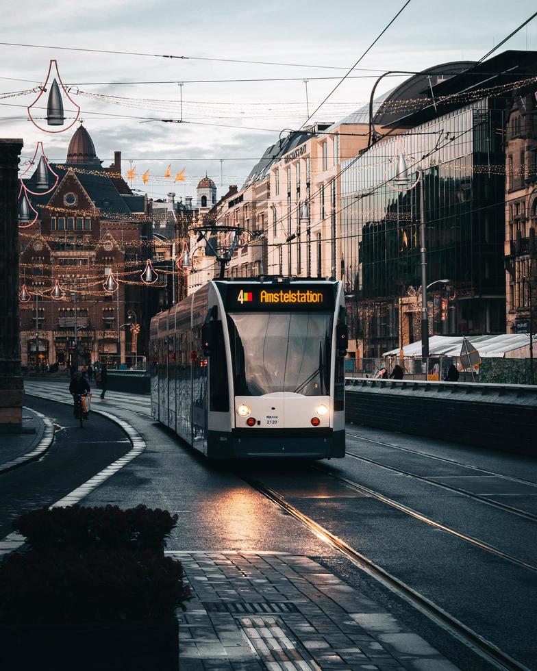 Amsterdam, Nederländerna 2018 - kollektivtrafik i Amsterdam foto