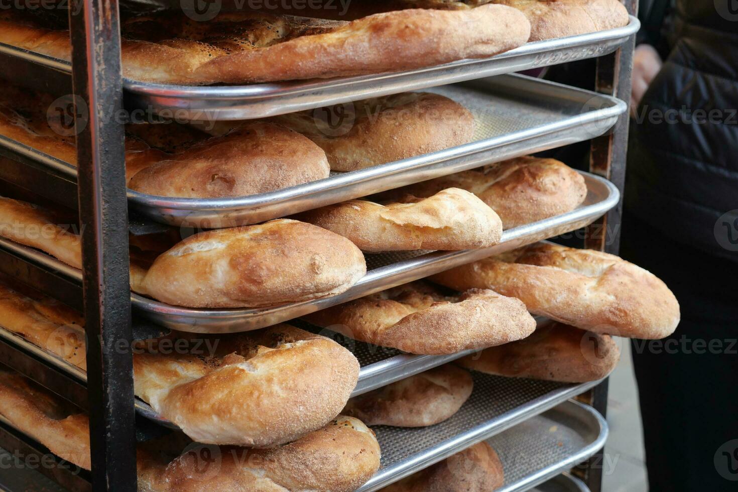 bröd baguetter i en korg i de bakning affär foto