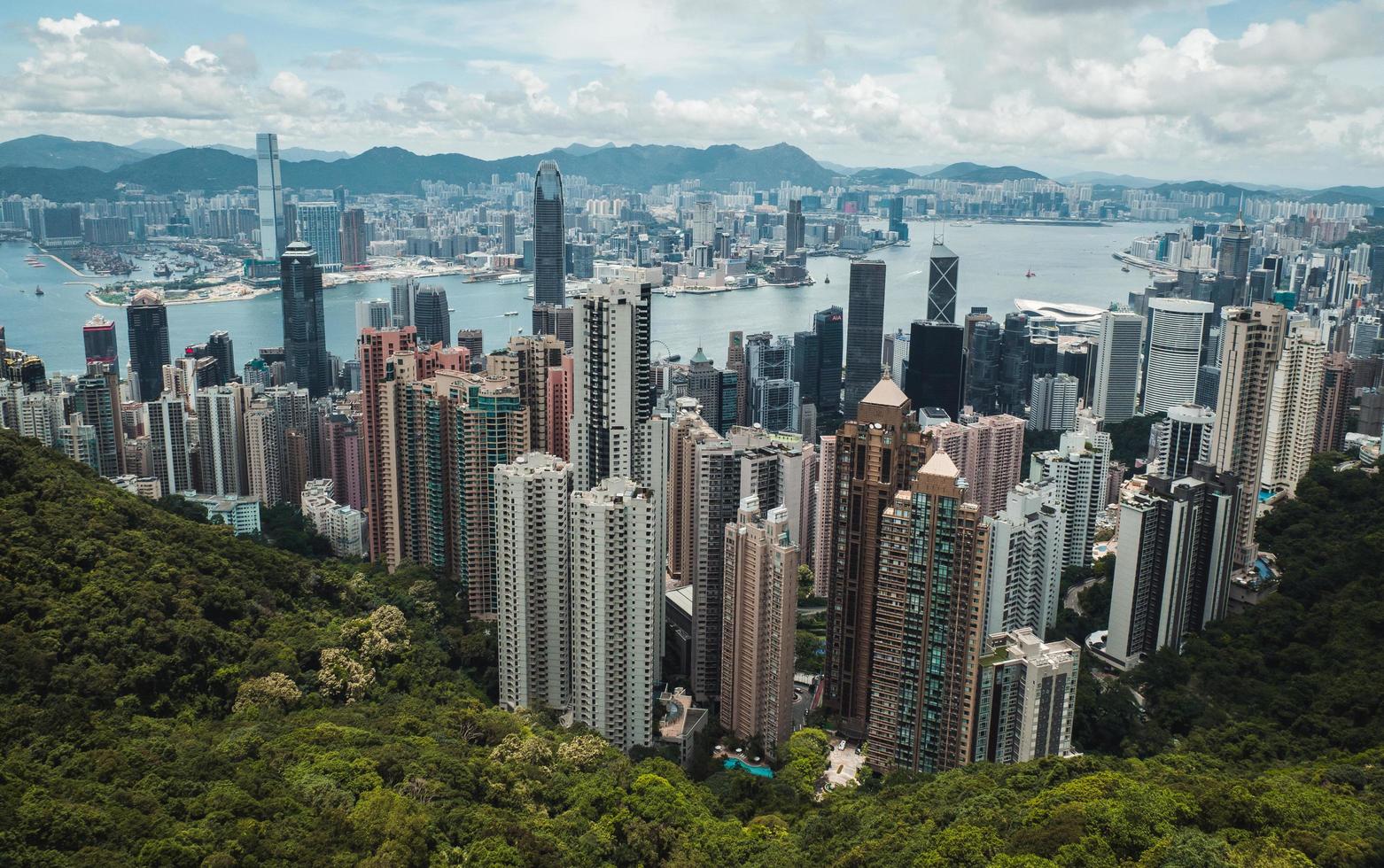 Hongkong, Kina 2019 - Hongkongs silhuett från en flygvy vid Victoria Peak foto
