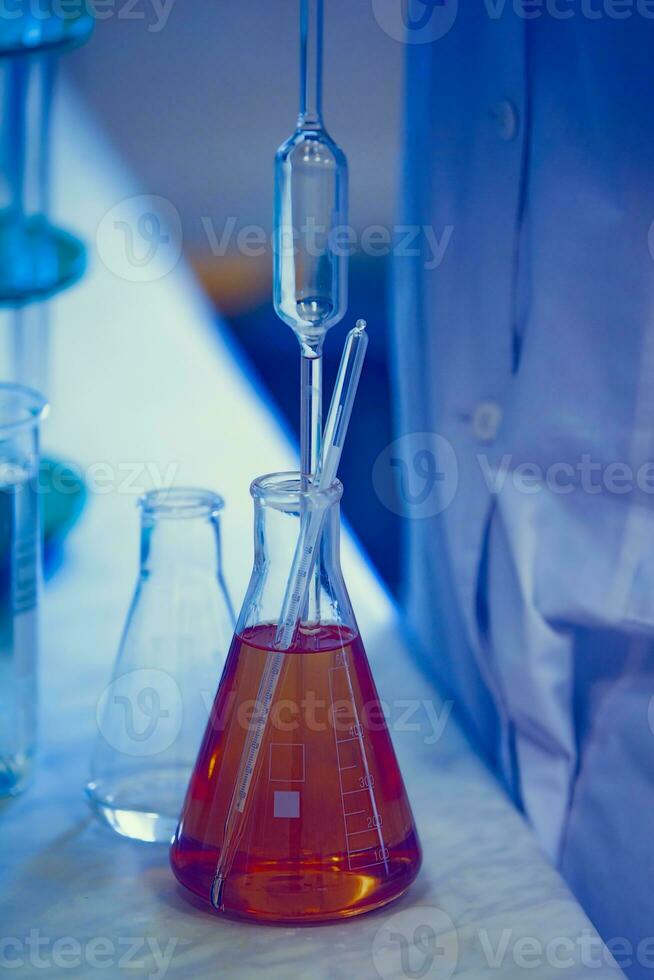 vaccin produktion laboratorium. glas kolvar med en kemisk flytande i infraröd strålning. foto