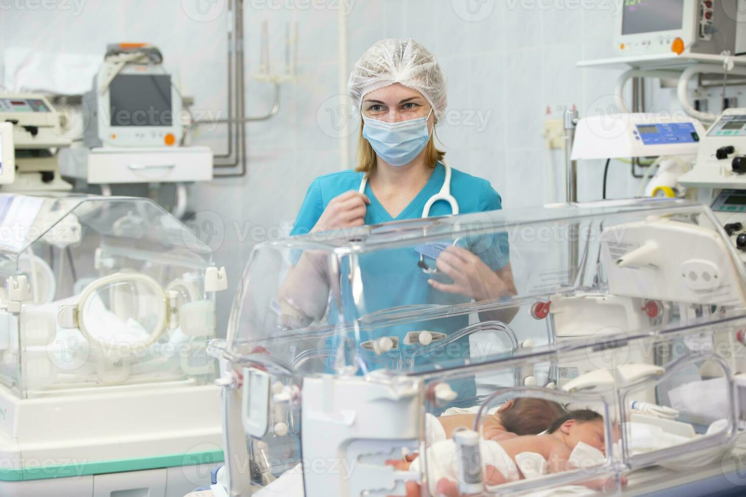 belarus, de stad av gomil, Maj 31, 2021. stad sjukhus. de barns läkare står nära de låda med en nyfödd bebis. foto