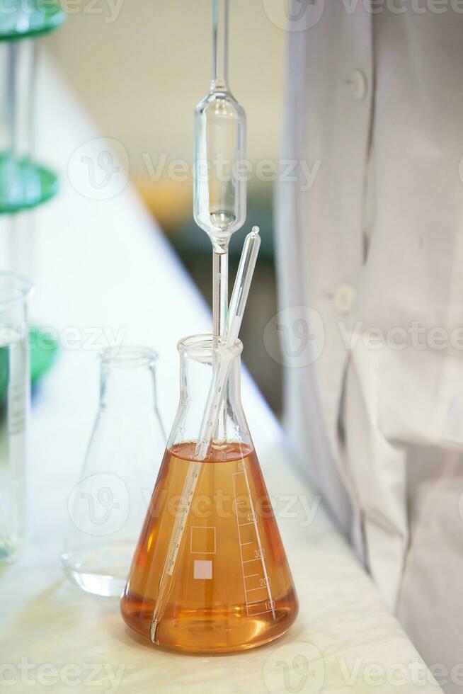 laboratorium med glas testa rör för alkoholhaltig drycker. foto