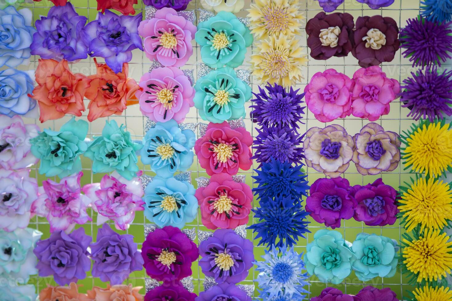 flerfärgad broscher och hårnålar i de form av handgjort blommor. handarbete blommor. foto