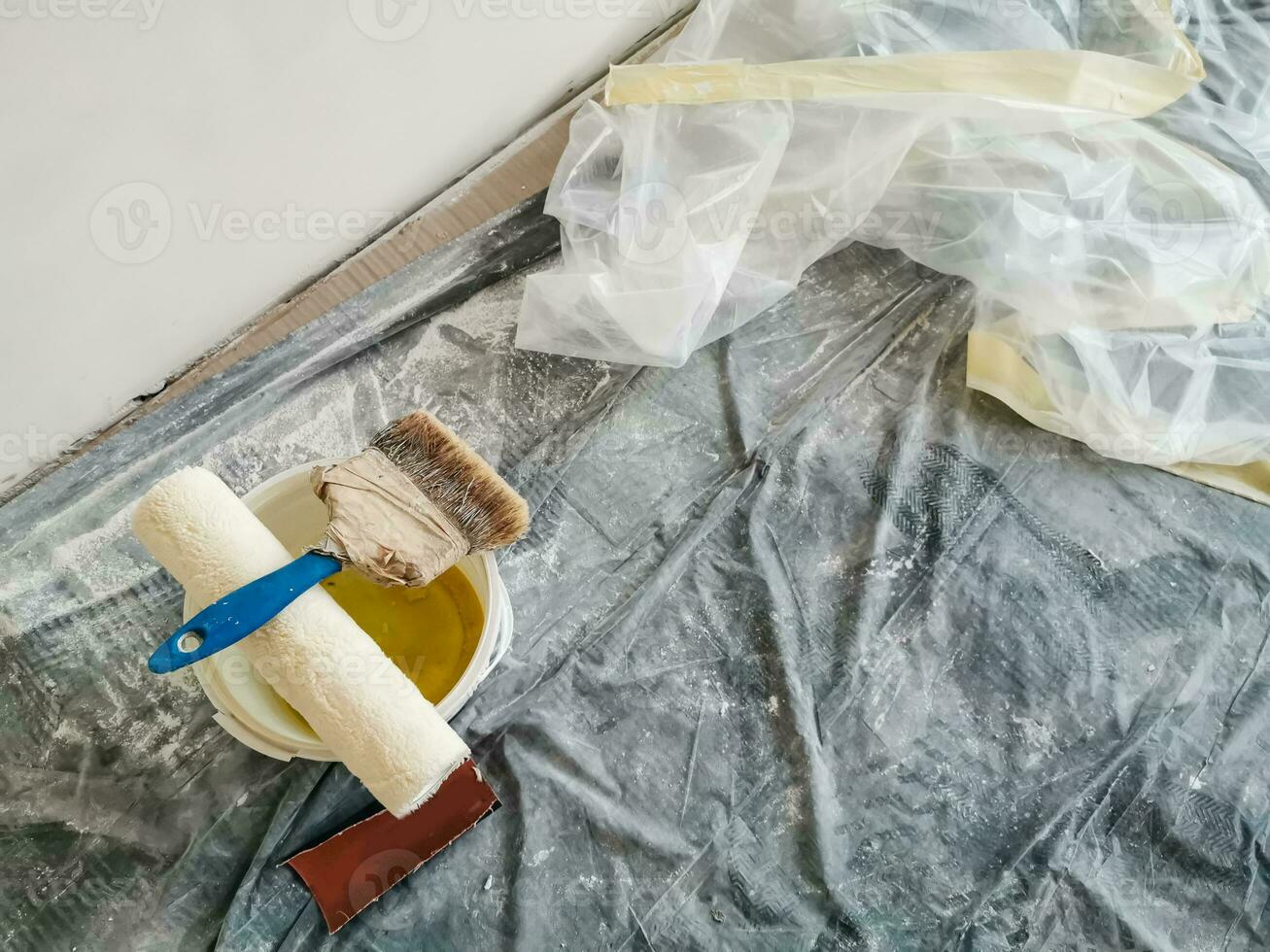 topp se av konstruktion arbetstagare skrivbord med saker för hus renovering. paintbrush foto