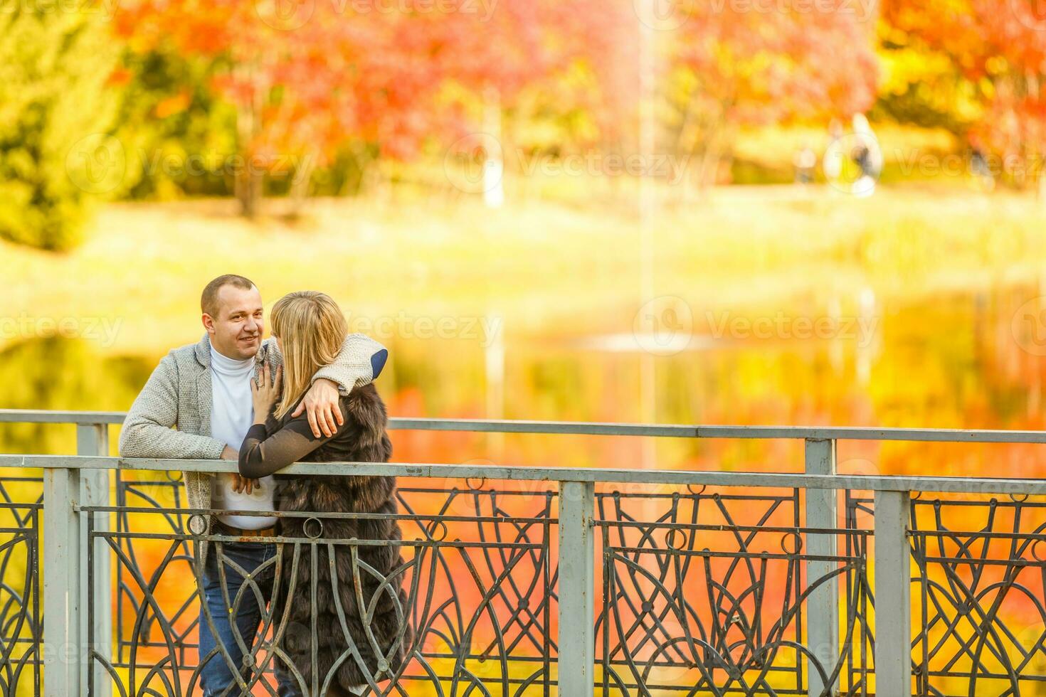 ung kvinna och man gående i höst stad parkera foto