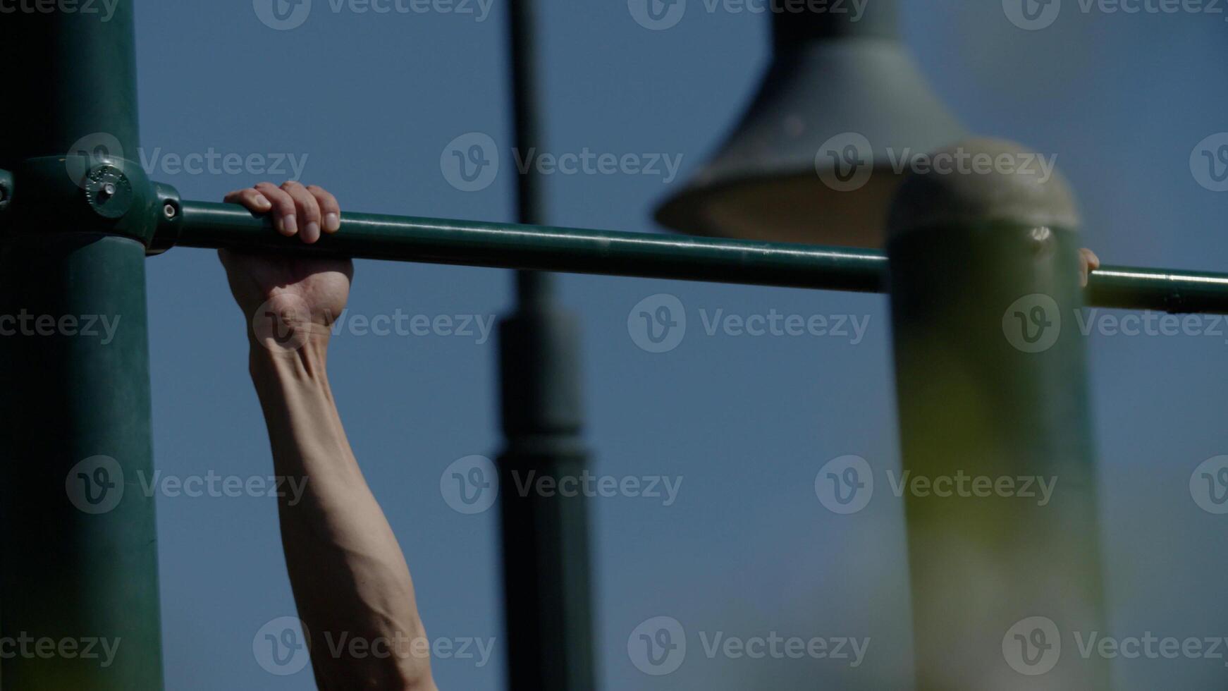 porträtt av mitten av vuxen man gör pull ups foto