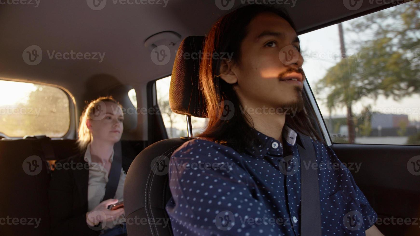porträtt av kvinna som reser i taxi foto