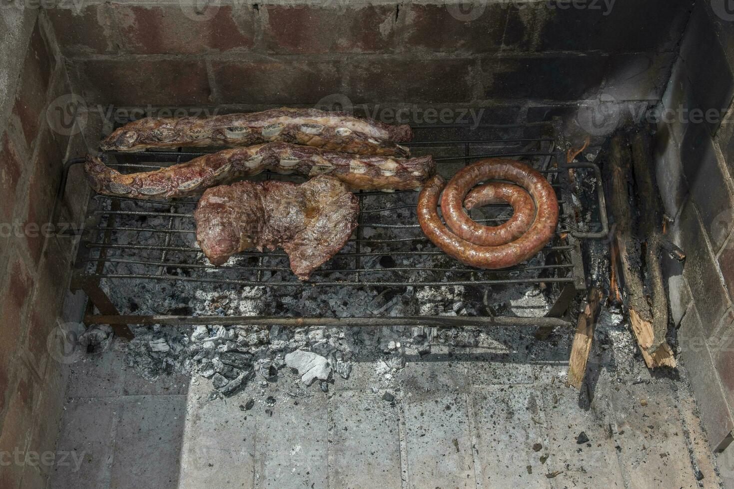 revben, steka nötkött och chorizos foto