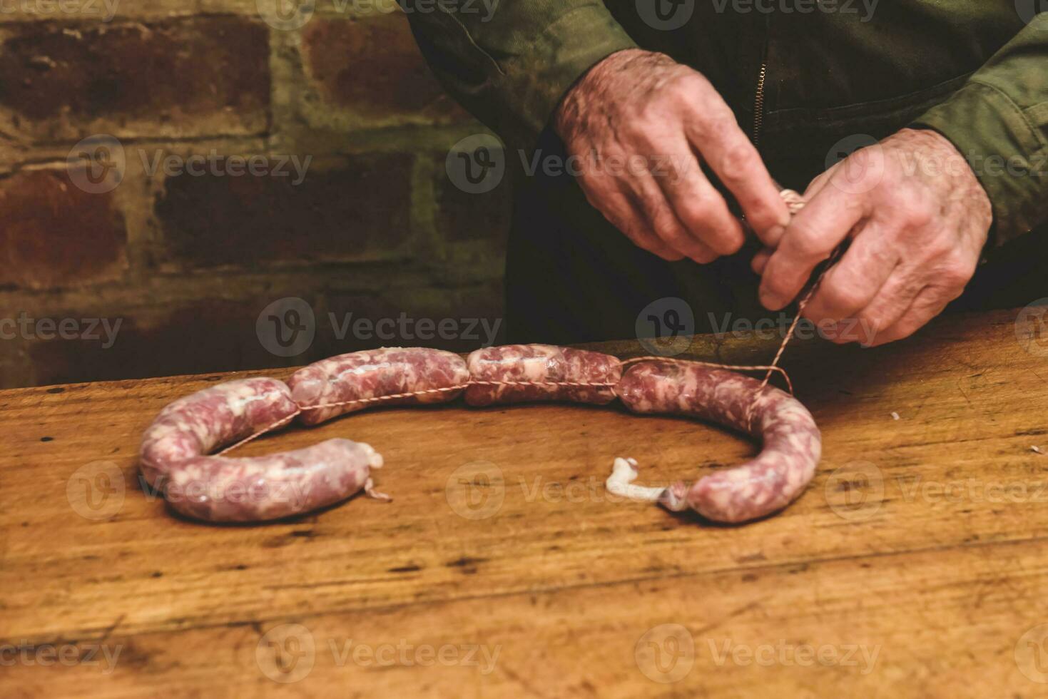 händer framställning hemlagad korvar, patagonien, argentina foto