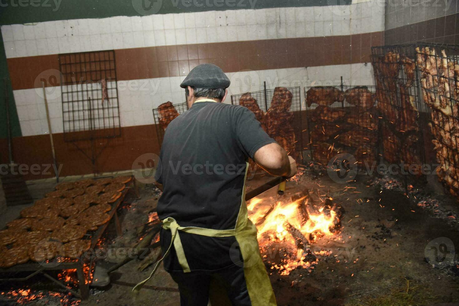 gaucho steka utegrill, korv och ko revben, traditionell argentine kök, patagonien, argentina. foto