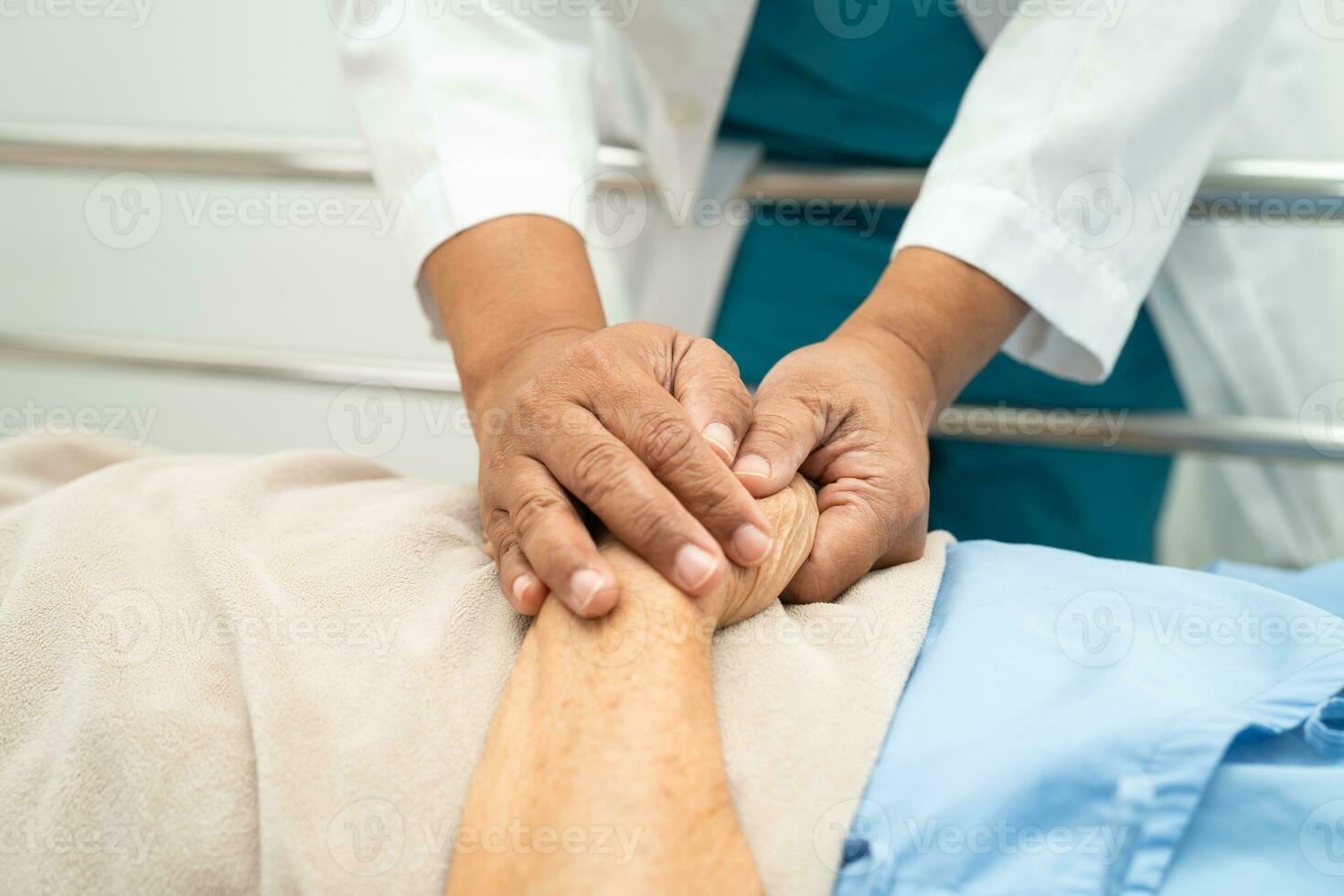 läkare använder sig av stetoskop till kontroll de patient lögn ner på en säng i de sjukhus, friska stark medicinsk begrepp. foto