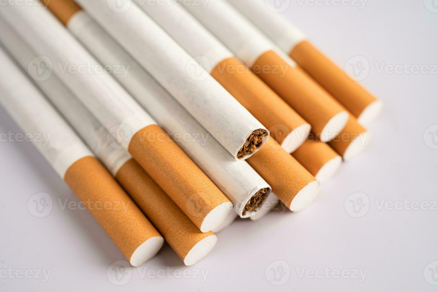 cigarett, tobak i rullpapper med filterrör, rökfritt koncept. foto