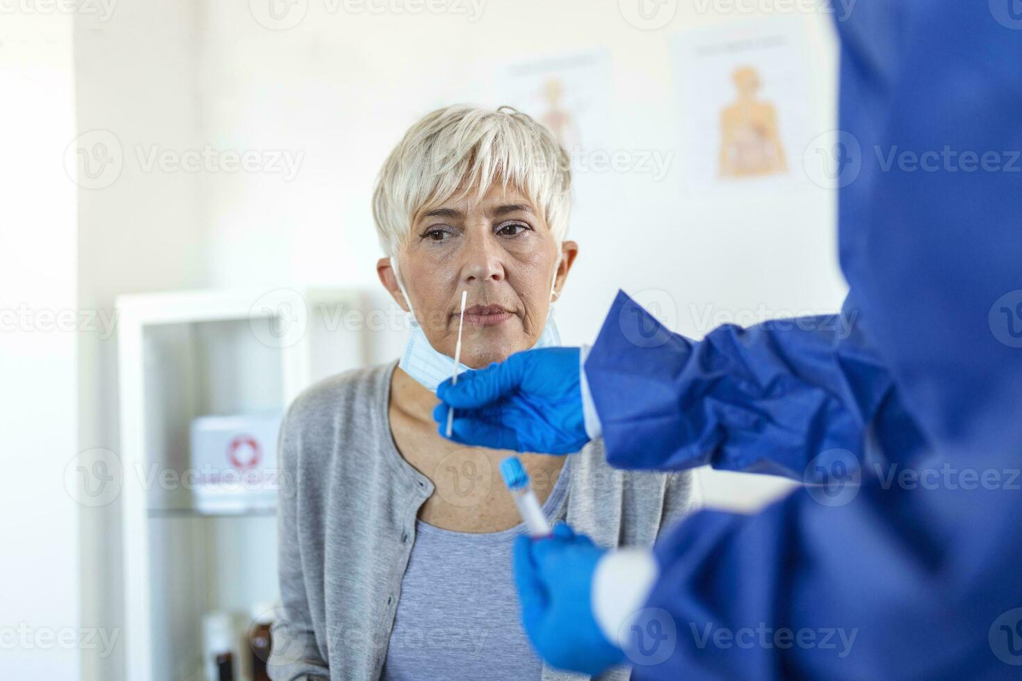 läkare bär personlig skyddande Utrustning utför en coronavirus covid-19 pcr testa, patient nasal np och oral op svabb prov prov samling bearbeta, viral rt-pcr dna diagnostisk procedur foto