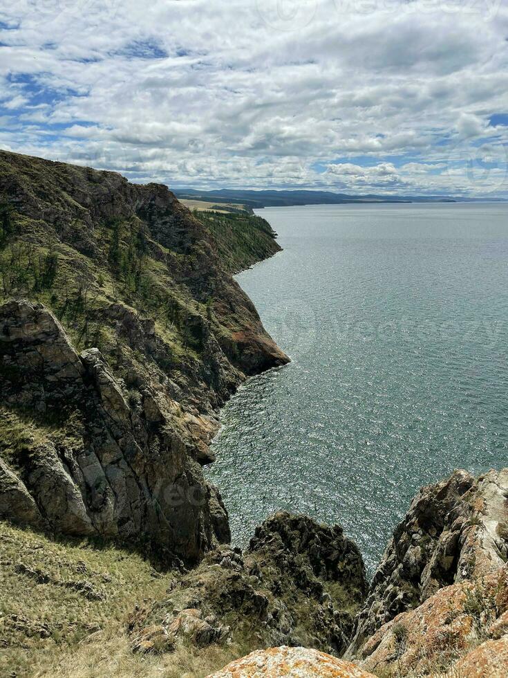 klippig Strand av sjö baikal på en molnig sommar dag, ryssland foto