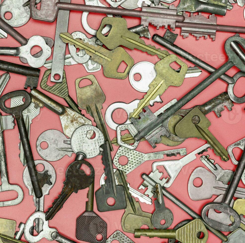 nycklar på rosa bakgrund. dörrlås nycklar och kassaskåp för korrekt foto
