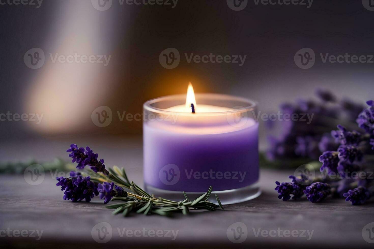 brinnande ljus med lavendel- blommor på trä- tabell, ai genererad. foto