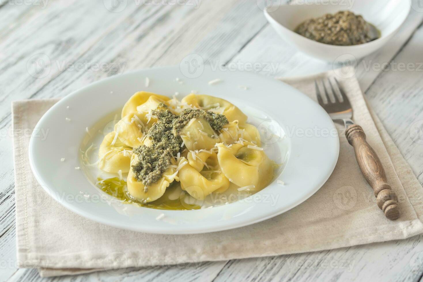 tortelloni fylld med ricotta med pesto foto