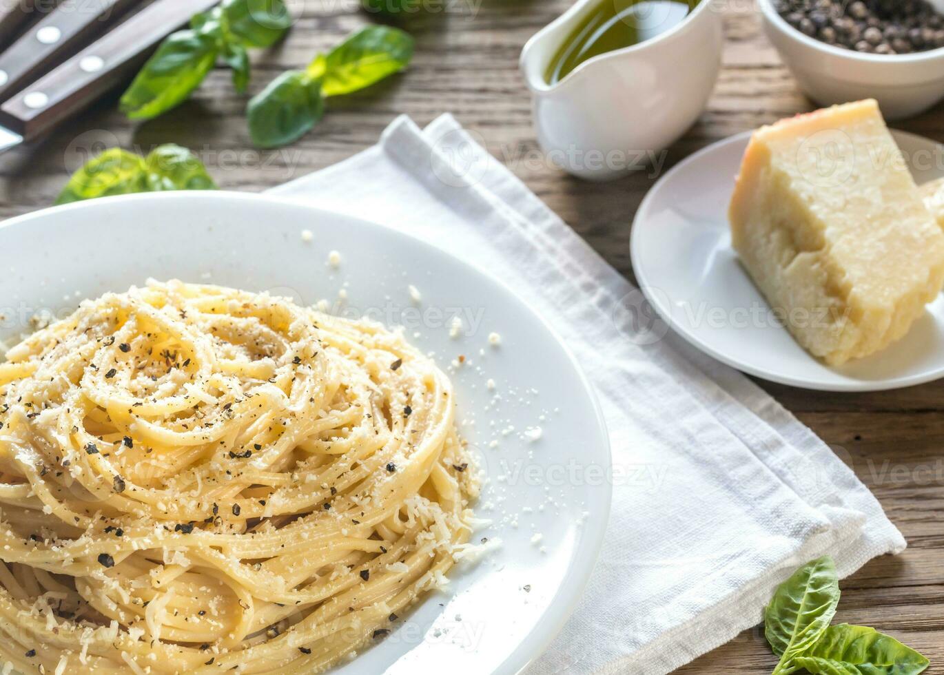 cacio e pepe - spaghetti med ost och peppar foto