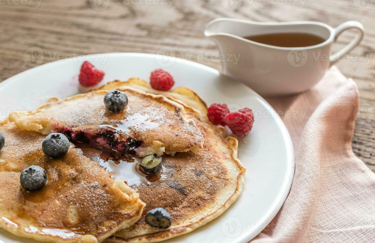 pannkakor med lönnsirap och färska bär foto