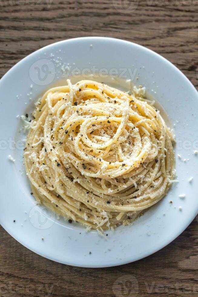 cacio e pepe - spaghetti med ost och peppar foto