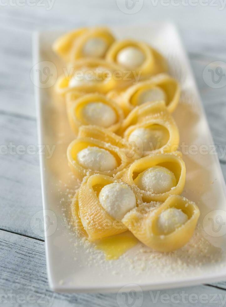 lumaconi pasta fylld med bocconcini foto