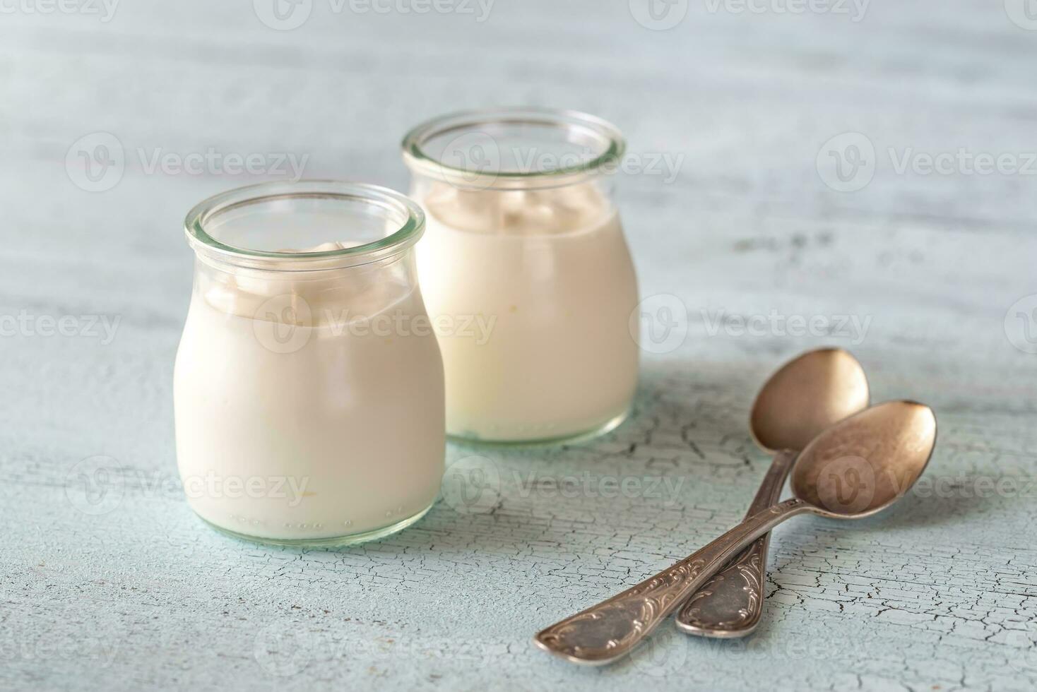 två burkar grekisk yoghurt foto