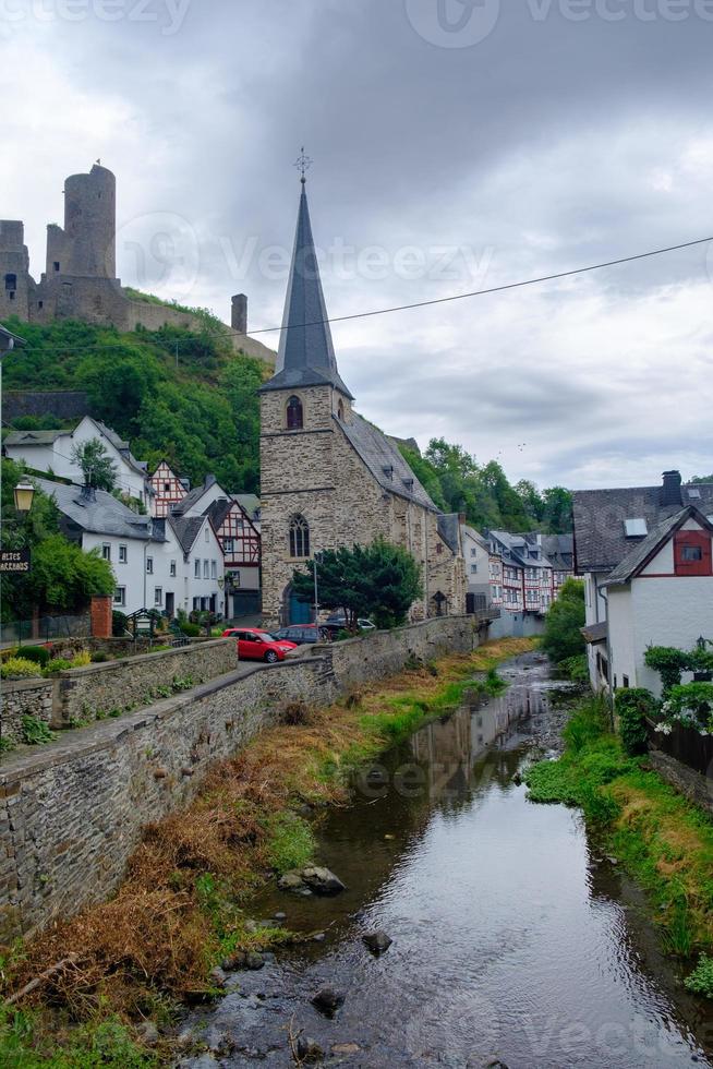 pittoresk by monreal med lowenburg slott i bakgrunden, Eifel-regionen, Tyskland foto