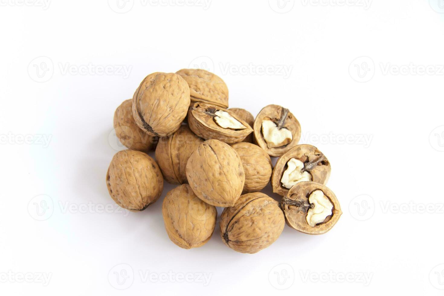valnötter i en skal på en vit bakgrund. friska nötter. foto