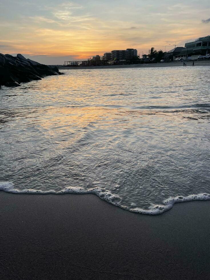 kväll solljus speglar på de vatten yta foto