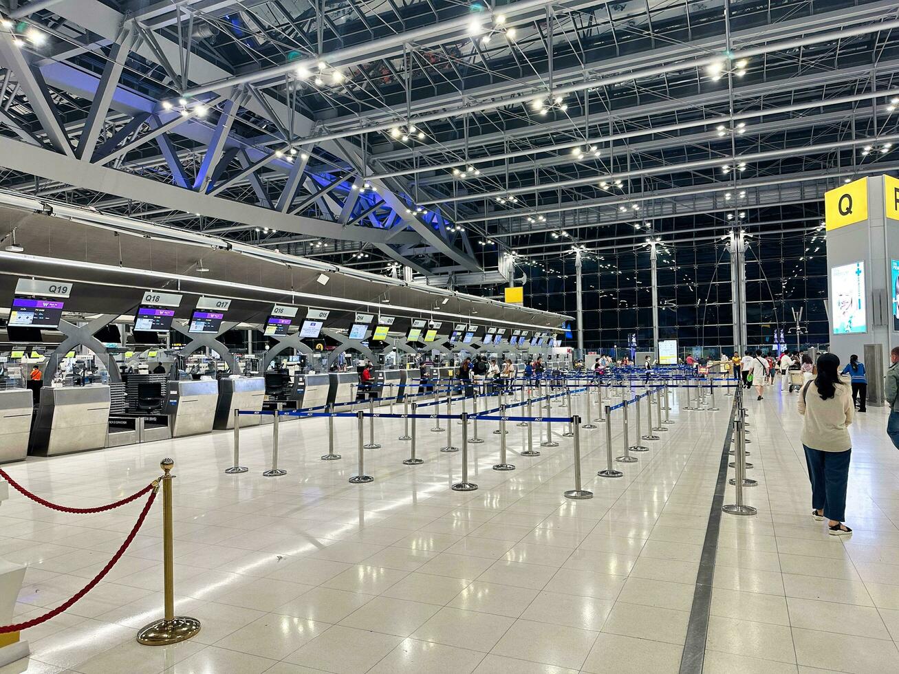 på juli 10, 2023, flygbolag checka in räknare är inte tillgänglig till avgår passagerare på Bangkoks suvarnabhumi flygplats. foto