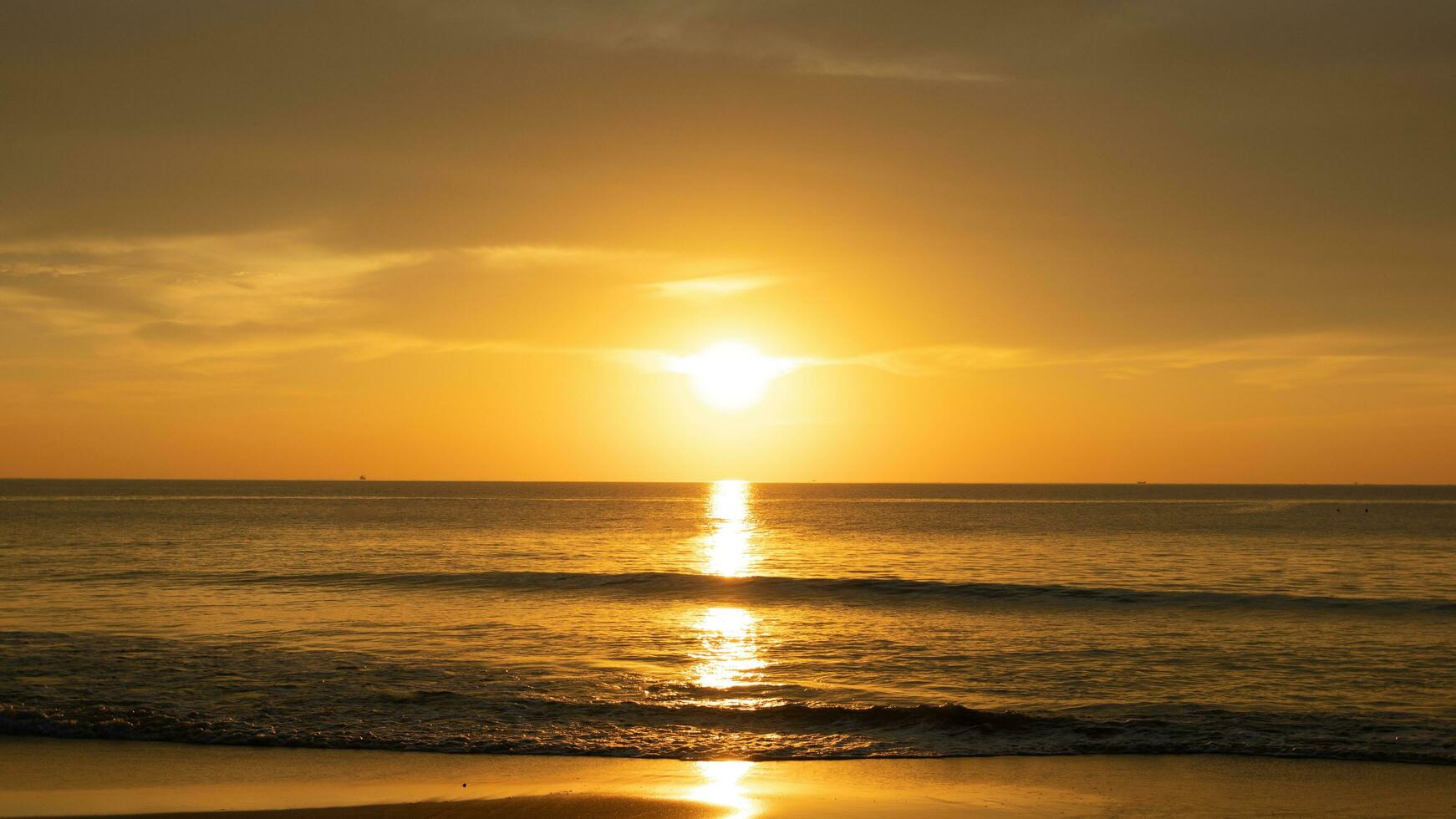 solnedgång i phuket thailand på de strand foto