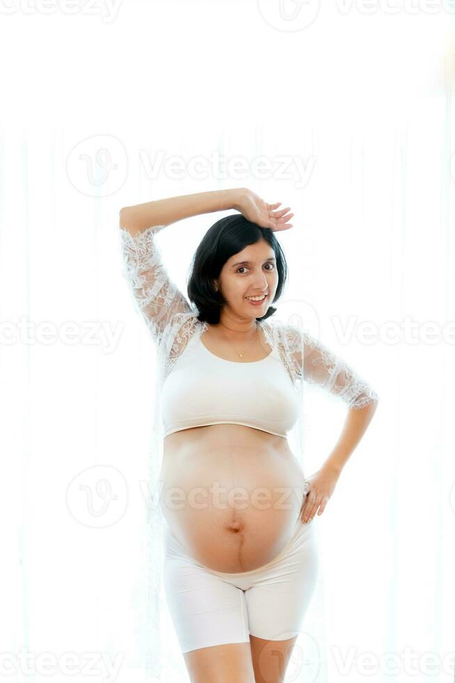 porträtt av en gravid kvinna rörande henne stor mage stänga upp, mor, graviditet, människor och förväntan. kvinna innehav stor gravid mage foto