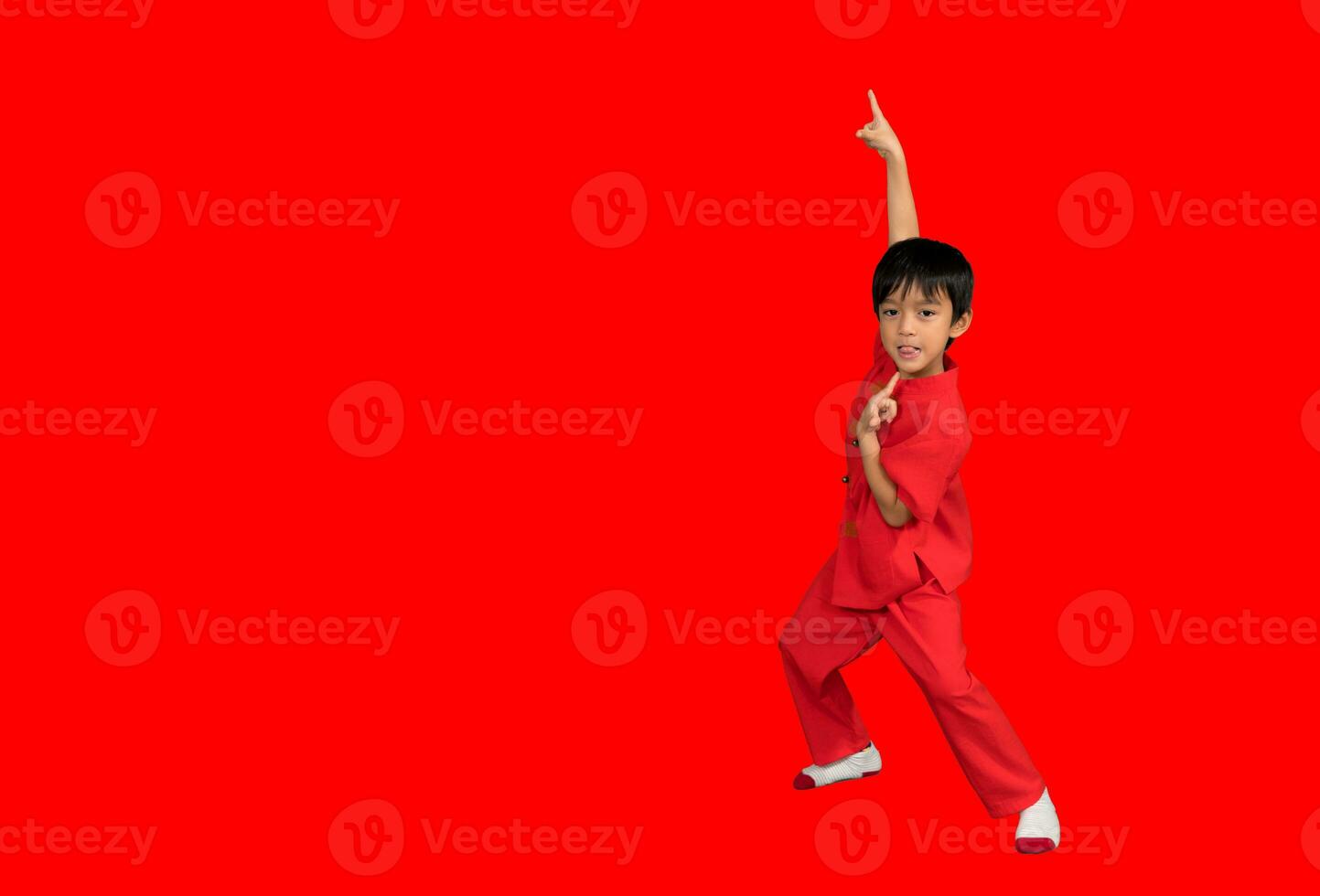 liten pojke mode leende barn i röd kinesisk klänning, stil och mode idéer för barn. foto