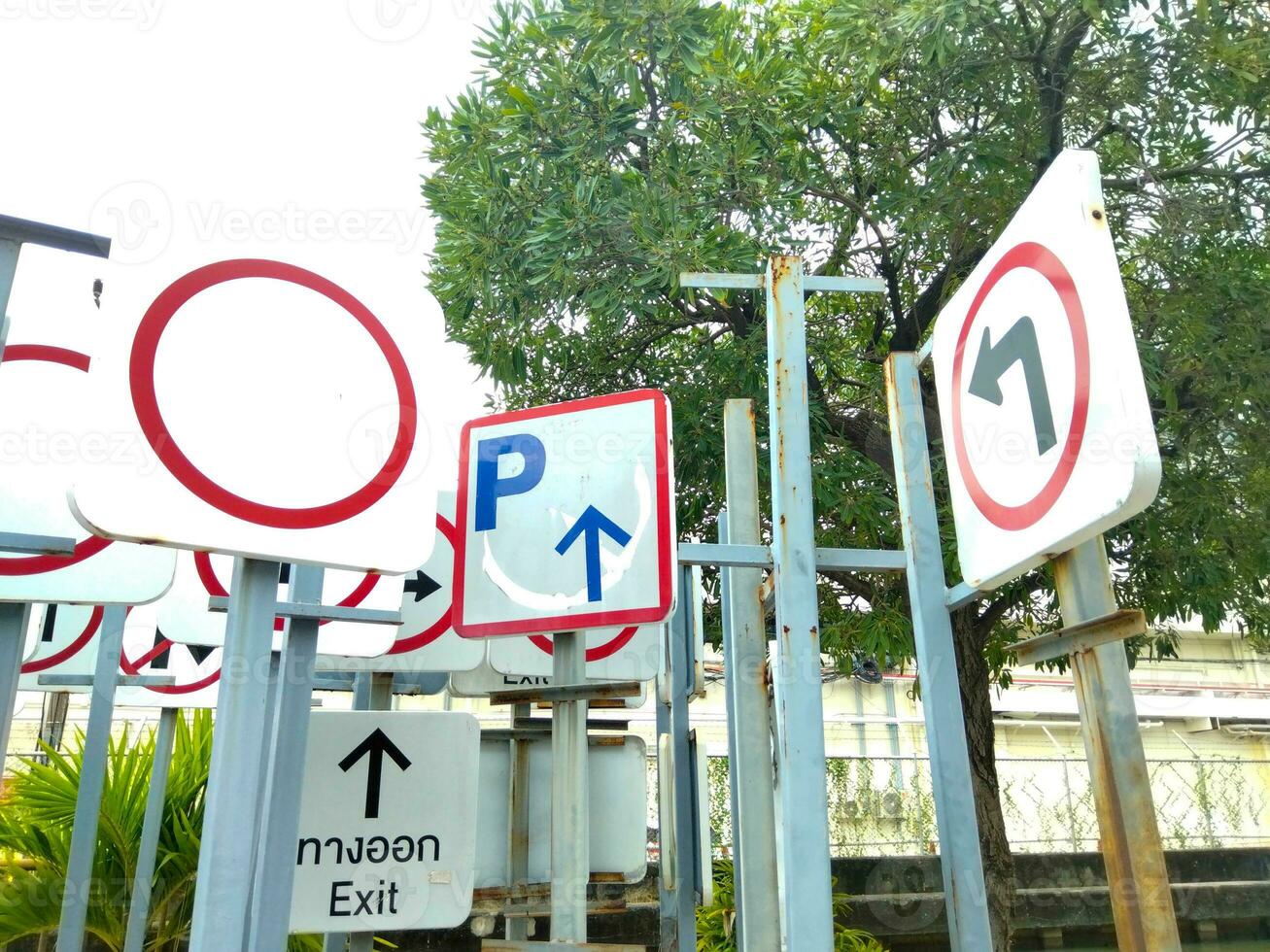 en tecken indikerar en vänster sväng på de parkering massa går hetero. foto