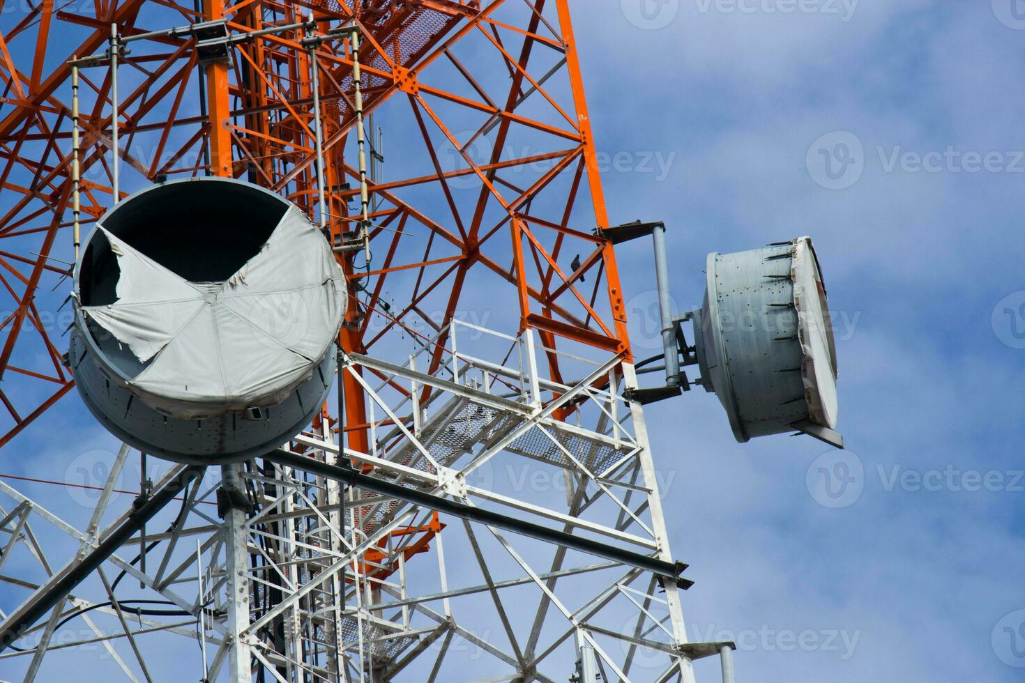 stänga upp telekommunikation torn med en blå himmel foto