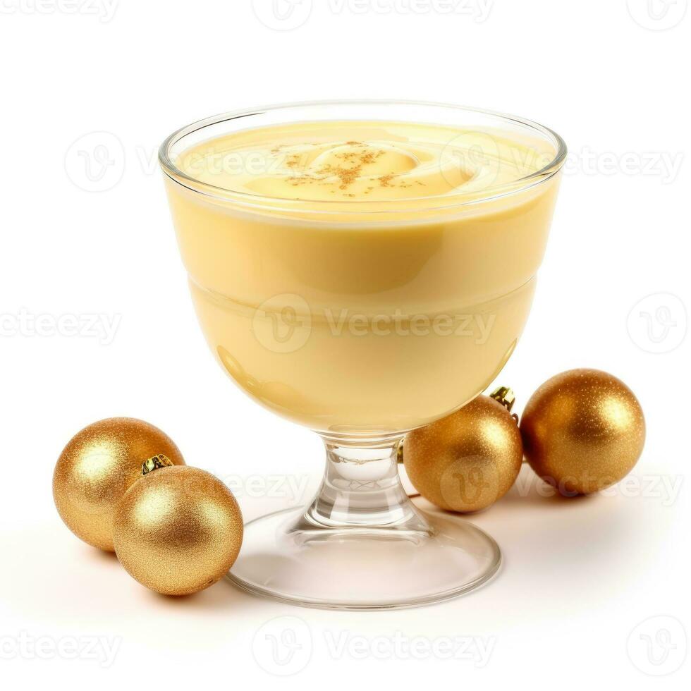 äggtoddy i en gyllene kopp isolerat på vit bakgrund foto