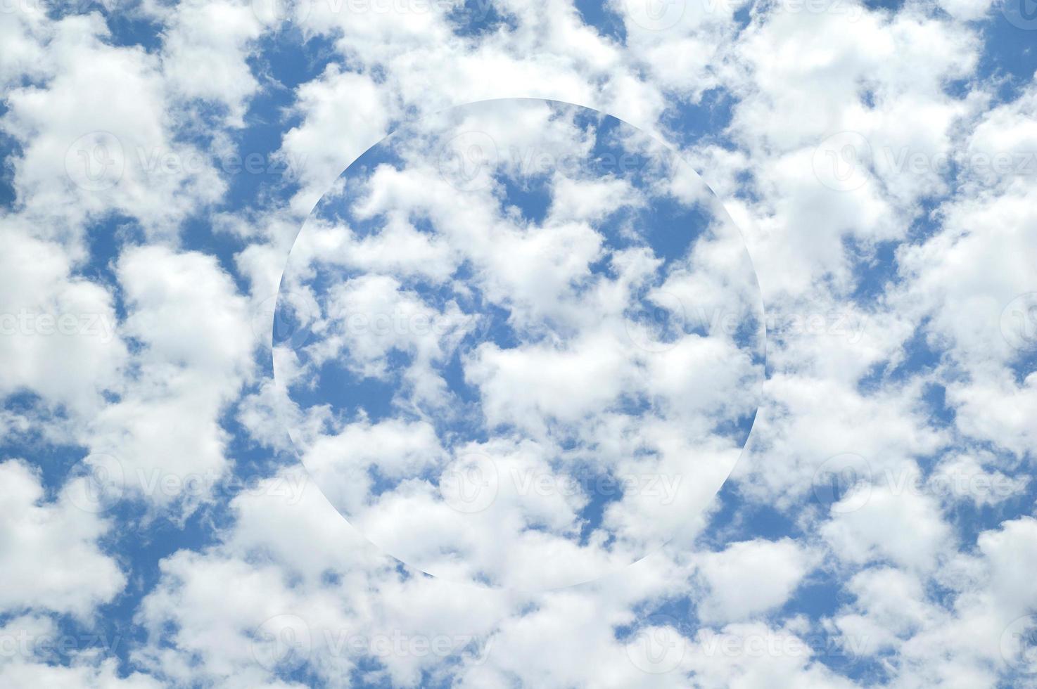 abstrakt moln himmel bakgrund med illusionär sfär foto