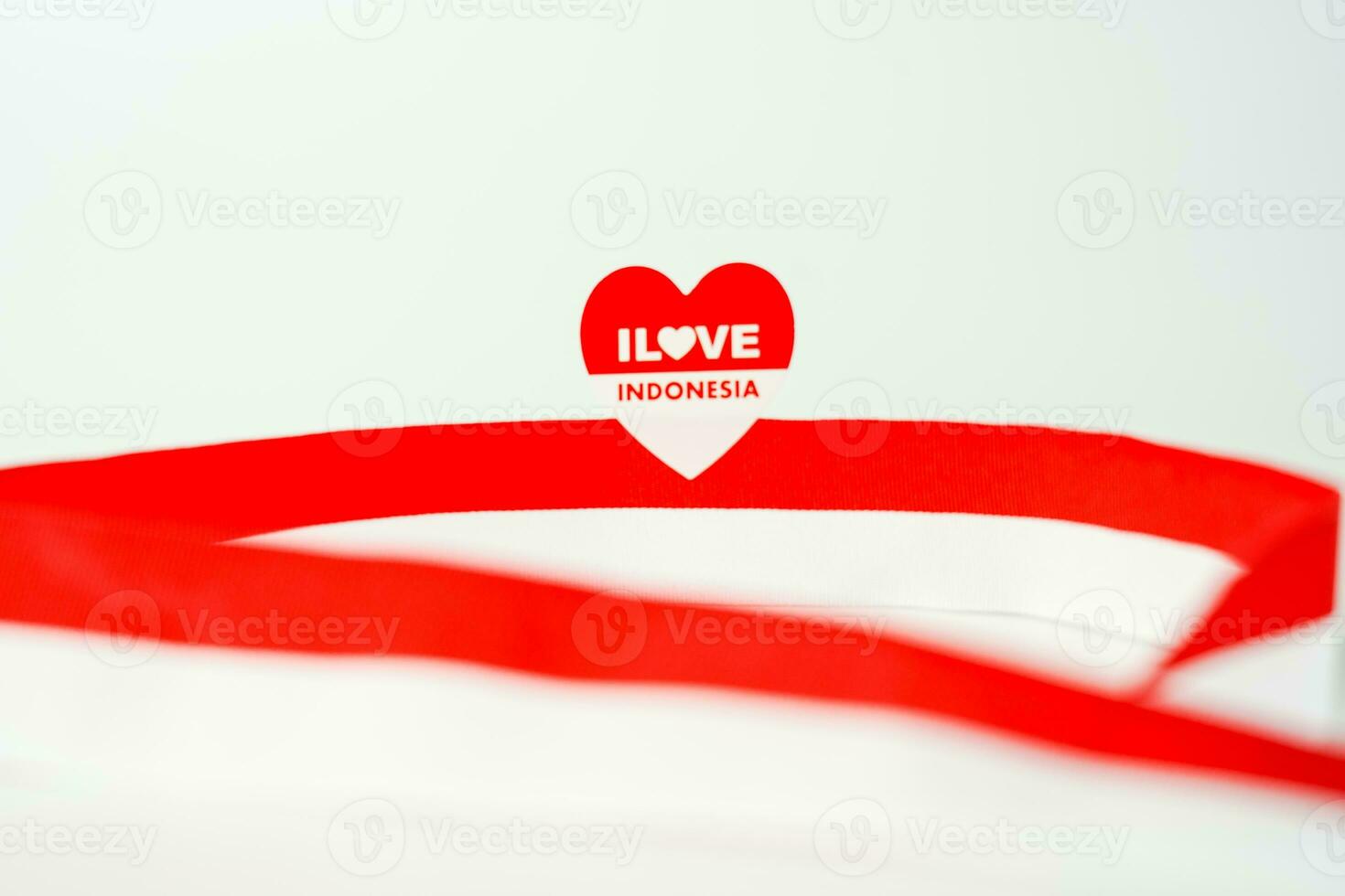 band, röd och vit flagga av indonesien oberoende dag augusti 17:e, stiker jag kärlek Indonesien, isolerat på vit bakgrund foto