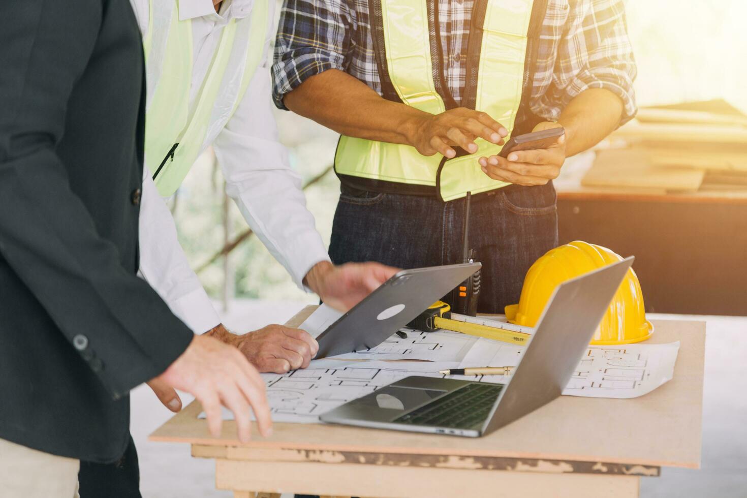 professionell mekanisk ingenjör team arbetssätt på personlig dator på metall svarv industriell tillverkning fabrik. ingenjör rörelse svarv maskineri. produkt kvalitet inspektion foto