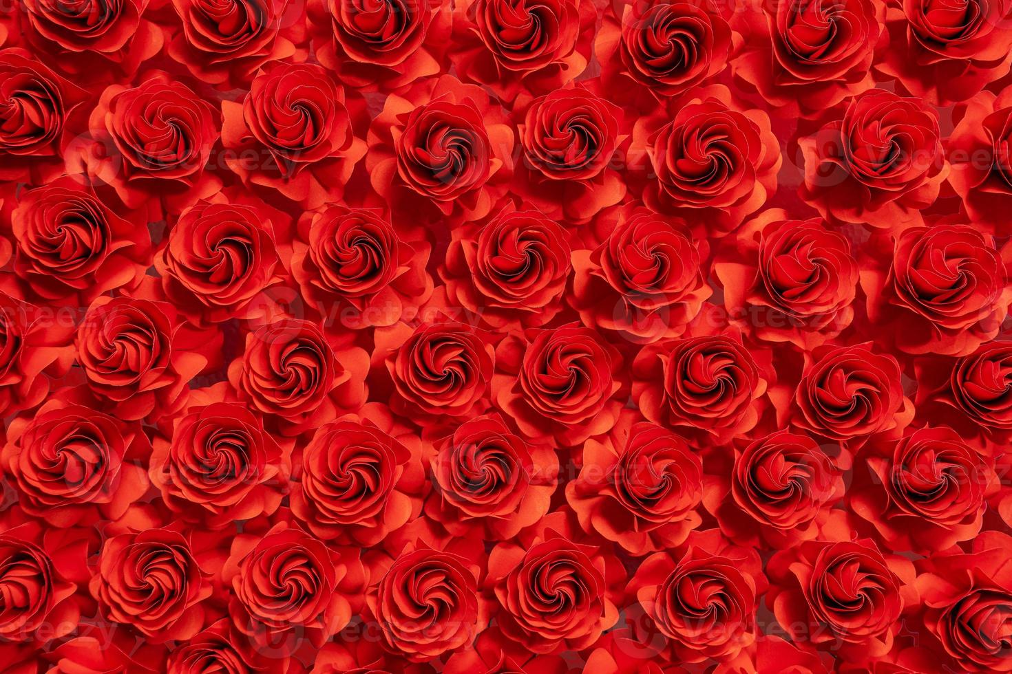 pappersblomma, röda rosor klippta från papper, bröllopsdekorationer, abstrakt blomma bakgrund foto