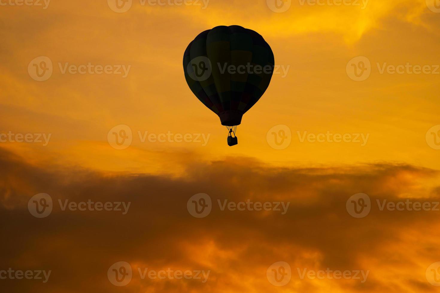 silhuetten av ballongen på himlen vid solnedgången foto