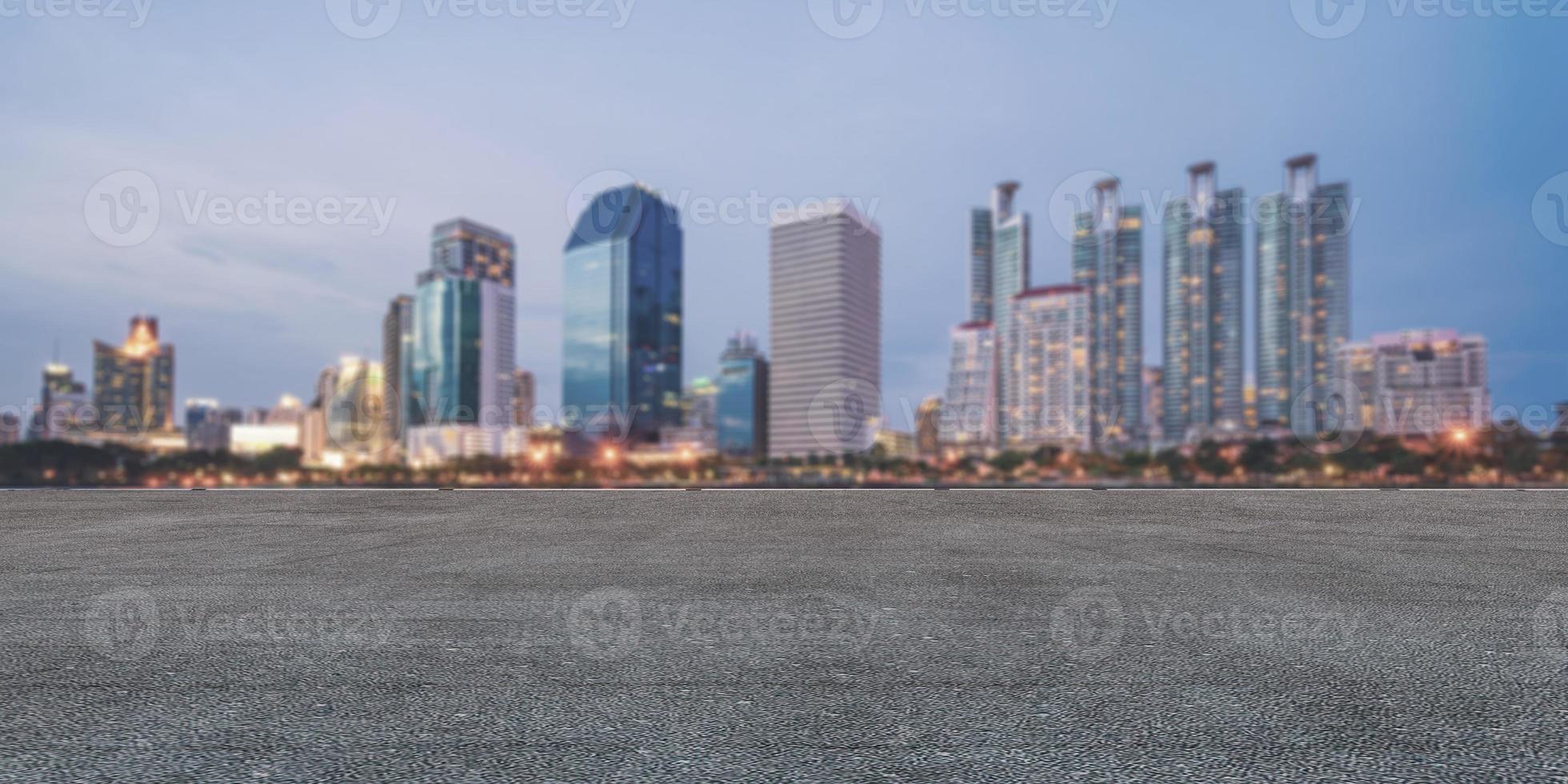 panoramatomt betonggolv och skyline med byggnader foto