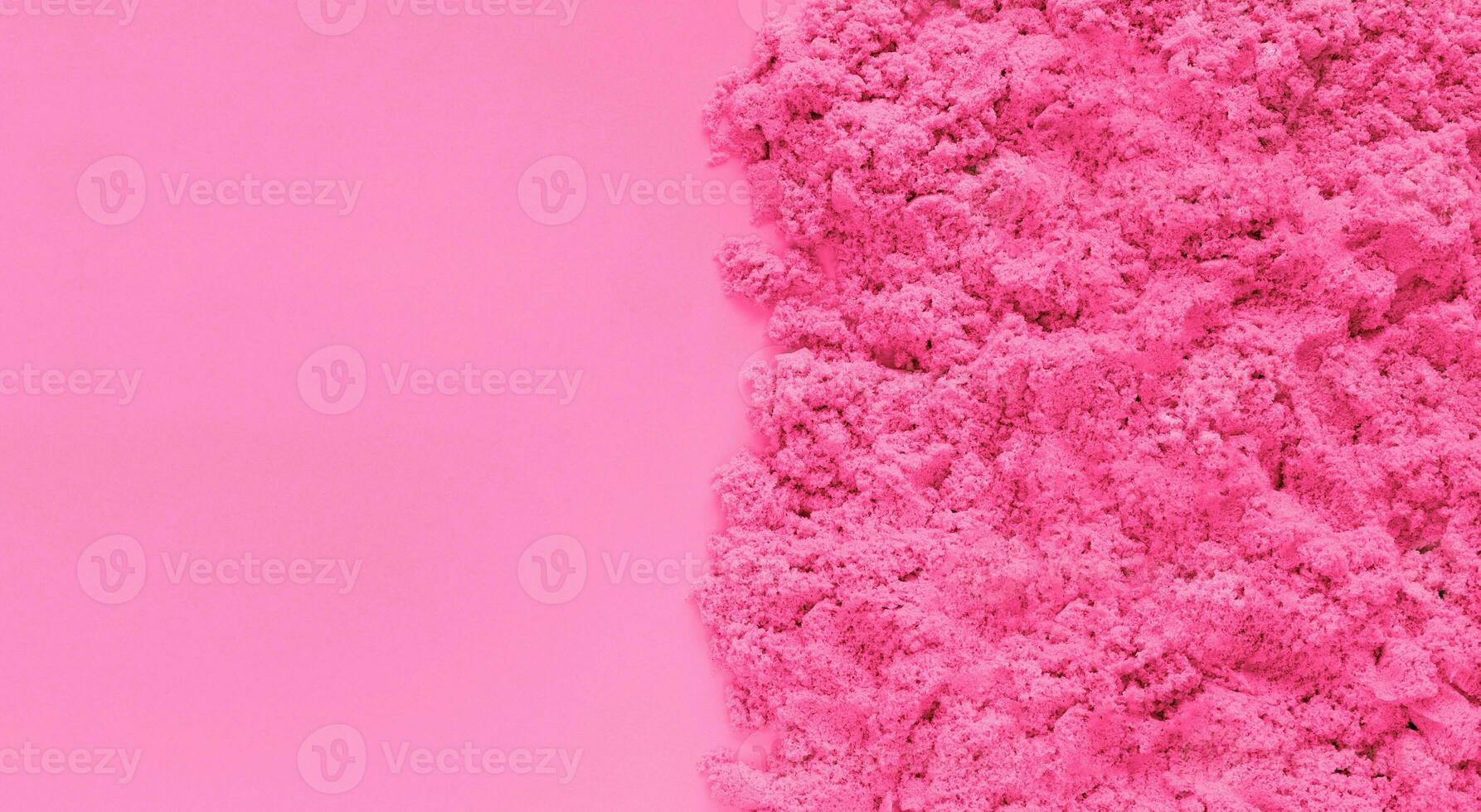 rosa kinetisk sand på ljus rosa papper bakgrund med kopia Plats på vänster sida. barn tidigt sensorisk utbildning, utveckling begrepp. fritid och roligt tid på sommar semester. foto