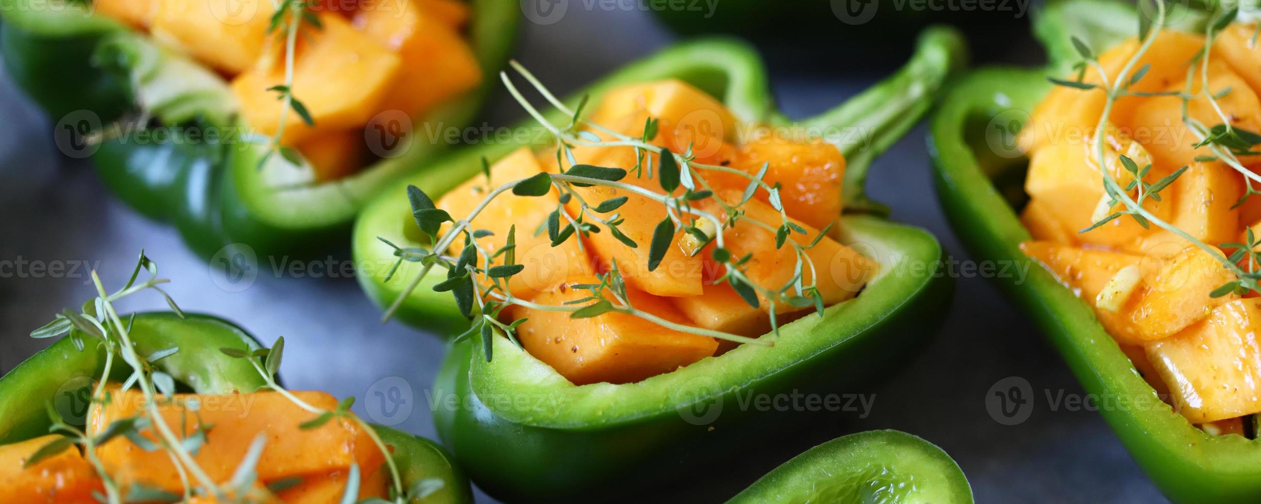 gröna paprika fyllda med pumpabitar foto