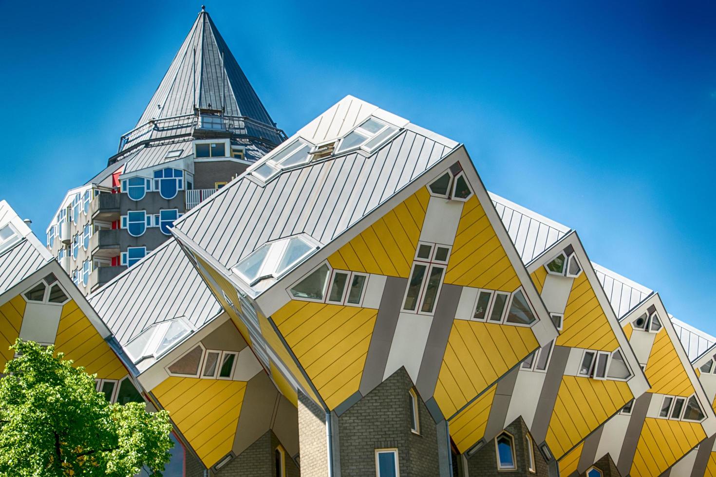 Rotterdam, Nederländerna, 11 maj 2018 - vy över de kubiska husen i Rotterdam foto